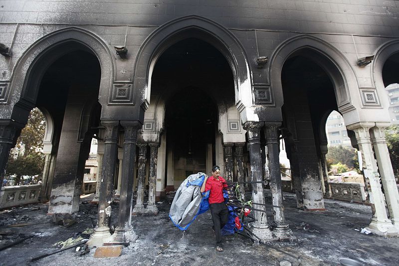 Un hombre camina cerca de la mezquita Rabaa Adawiya, después del desalojo de los dos campamentos que mantenían los islamistas en protesta por el golpe de Estado que depuso a Morsi.