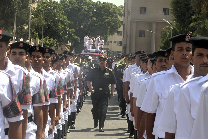 Miembros de la policía portan el ataúd de uno de sus compañeros que falleció durante los disturbios entre las fuerzas de seguridad y los partidarios de Morsi en El Cairo