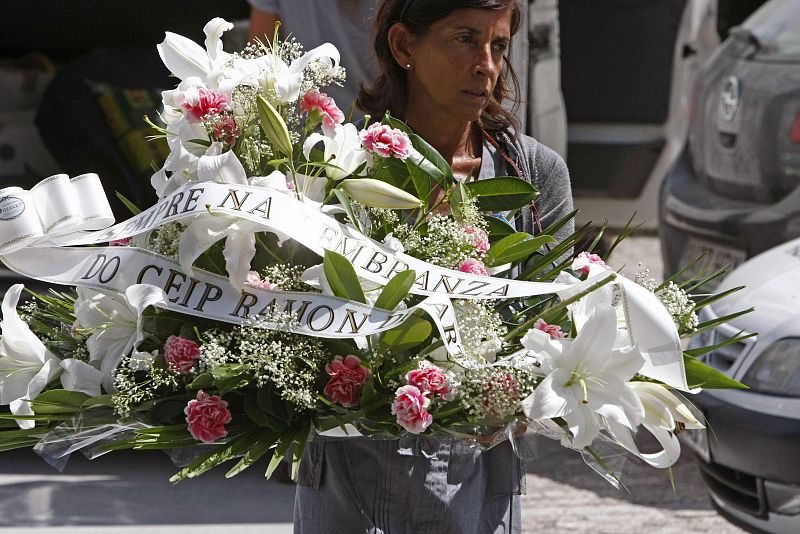 Una mujer transporta un ramo de flores a la entrada del tanatorio en A Coruña.ÍA MERA