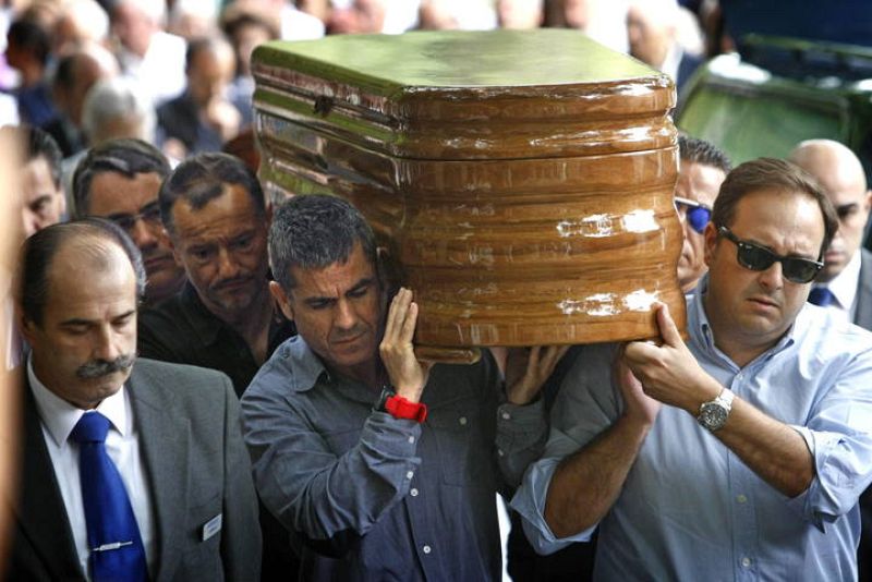 El vicepresidente de la fundación Paideia, Guillermo Vergara (c) porta el féretro con el cuerpo de la empresaria Rosalía Mera