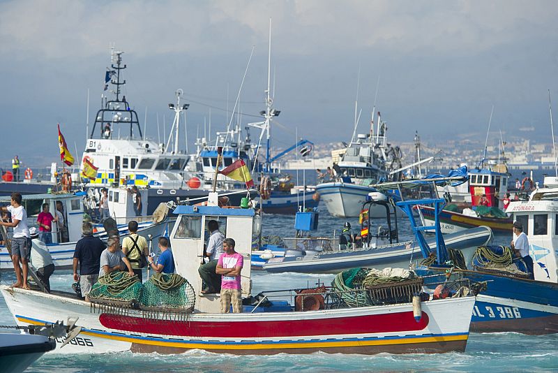 38 embarcaciones protestan contra los bloques de hormigón lanzados al mar por Gibraltar