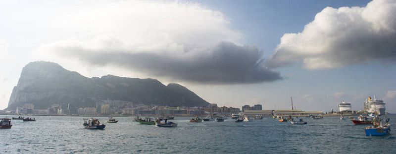  38 barcos se han manifestado en la bahía de Algeciras, frente al Peñón de Gibraltar