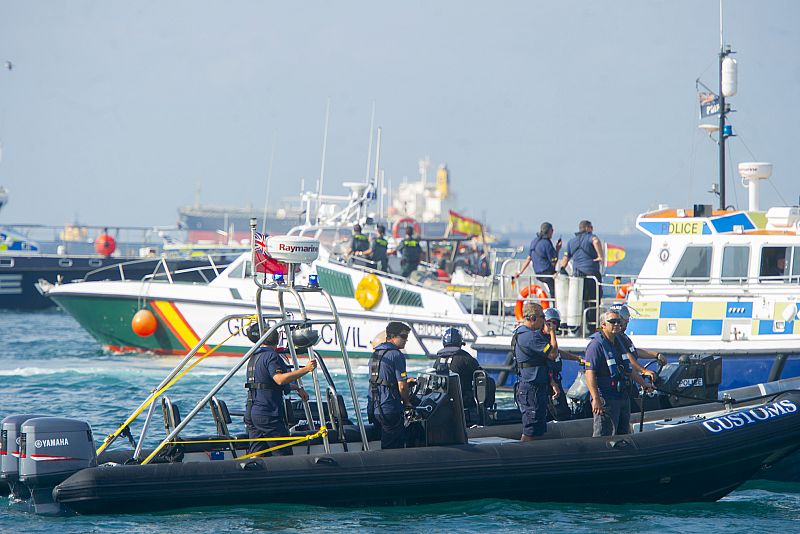 La Guardia Civil rodea la protesta de pescadores en la bahía de Algeciras frente a Gibraltar