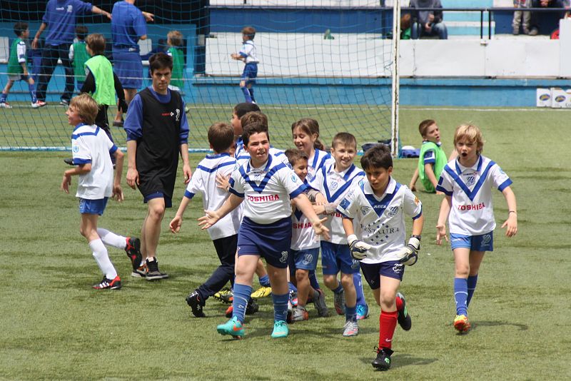 Daniel aprende y juega en el club esportiu Europa desde los 5 años, para el además de un deporte es un momento para disfurtar de los amigos bien jugando en un campo, parque o cacho de tierra, además de seguir los partidos de liga, champions... etc e