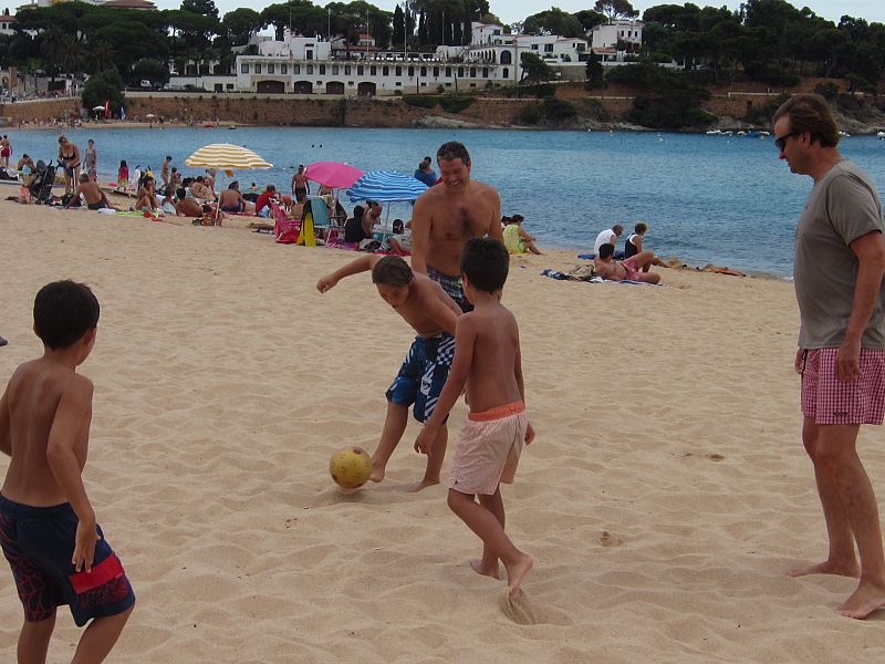 A punto de anochecer en una playa de la Costa Brava ha lleva os rato jugando a su deporte favorito y nunca encuentra el momento de bañarse o cenar, él y el futbol. Martí Lleonart Corral para el Camp Nou