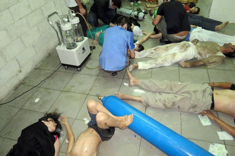 Varias víctimas reciben asistencia médica tras el supuesto ataque con armas químicas en Damasco 