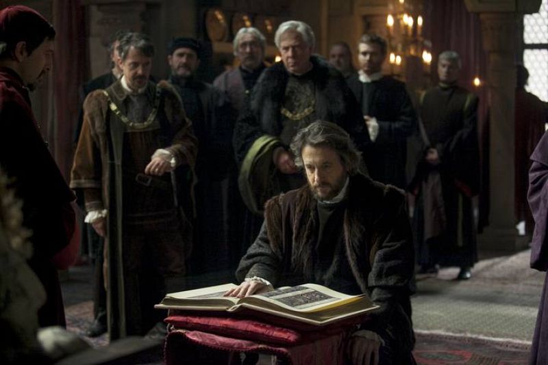 No falta a su lado el más fiel de sus consejeros... Gonzalo Chacón siempre ha sido el padre que Isabel perdió siendo tan pequeña