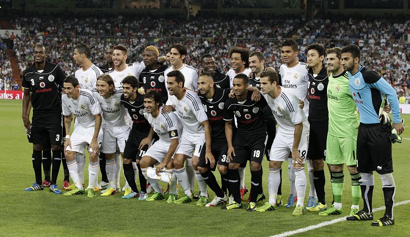 Foto de familia del Real Madrid y Al-Sadd, los dos equipos de Raúl