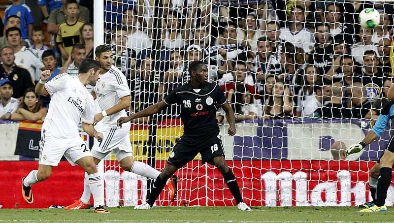 Isco (i) marca de cabeza ante Tahir Zakariya (d), del Al Sadd, durante el partido