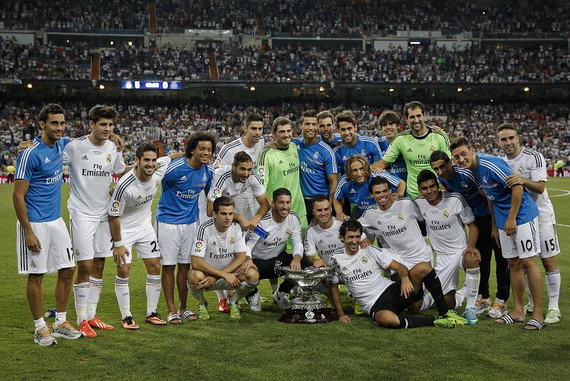 Los jugadores del Real Madrid posan con la copa al término del partido ante el Al-Sadd, con Raúl en el centro