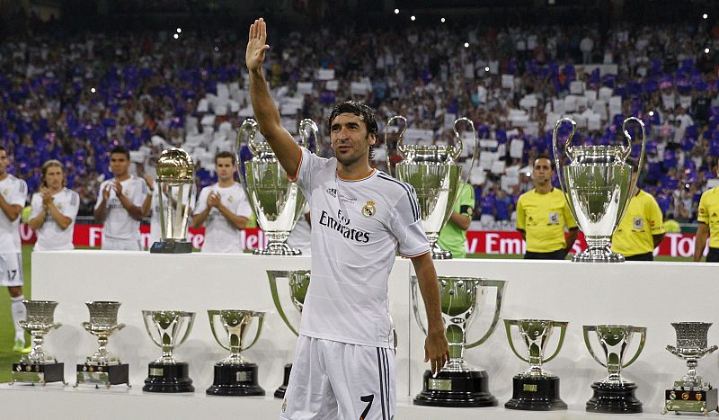 Raúl Gonzalez (c) posa con los trofeos ganados con el Real Madrid, momentos antes del partido