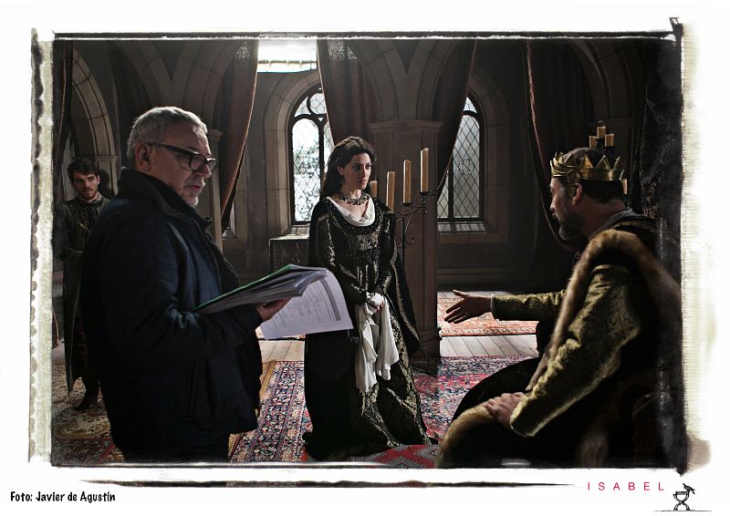 Nos colamos en el rodaje de Isabel...¡en la mismísima corte de Portugal! Allí Jordi Frades le da las últimas órdenes a Daniel Abadalejo y a Bárbara Lennie antes de rodar una escena
