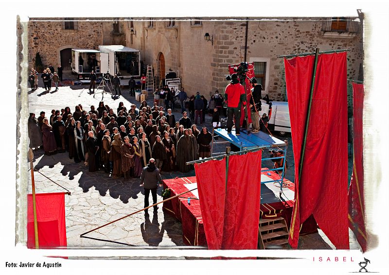 Los extra de la serie esperando la entrada del rey Fernando en Segovia