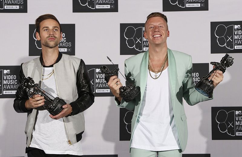 El dúo de hip-hop Macklemore & Ryan Lewis, ganadores del Mejor Videoclip de Hip-Hop por su canción "Can't Hold Us", entre otros galardones