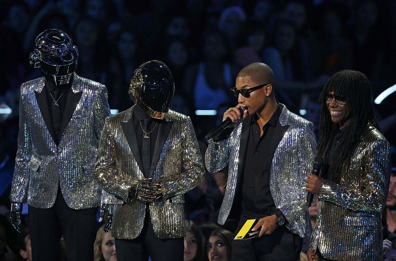 Los franceses Daft Punk, acompañados por el productor y cantante Pharrell Williams y Nile Rogers, entregan uno de los premios de los MTV Video Music Awards
