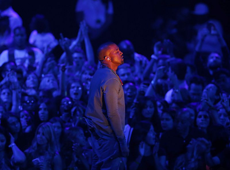 El polémico rapero Kanye West durante su actuación en la gala de entrega de los MTV Video Music Awards 2013 en Brooklyn, Nueva York