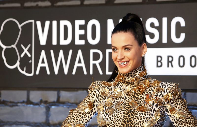 La cantante Katy Perry muestra su "grill" (funda de dientes) con diamantes