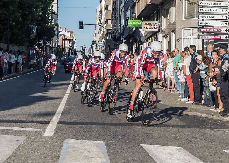 Foto del equipo Katiollia a su paso por el centro de Cambados. Fotografía de Guillermo Sotelo Rodríguez