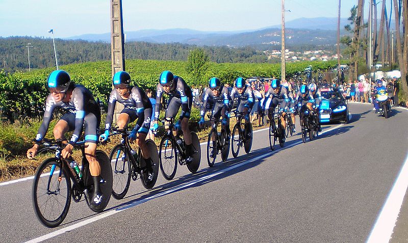 Impresiona verlos pasar a esa velocidad en subida. Me encanta ese ruido de la bicicletas con el roce del asfalto cuando van en grupo. Fotografía de José Manuel Couto Fernández.