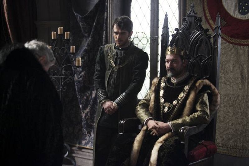 Pero parece que evitar la guerra va a ser difícil.... Alfonso V está dispuesto a casarse con su sobrina Juana 'La Beltraneja'