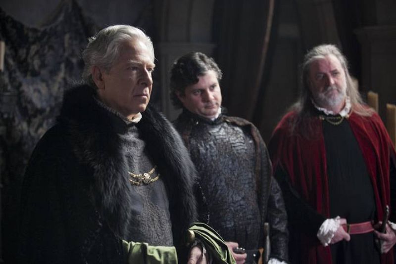 Y mientras todos esperan un varón que de estabilidad a la unión de Isabel y Fernando, la maquinaria de la guerra empieza a moverse. Mendoza viaja hasta Portugal para negociar la paz con Alfonso V