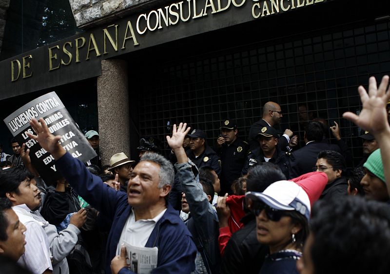 Protestas de los profesores mexicanos frente a la embajada de España en México