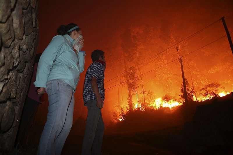 Algunos vecinos han tenido que ser desalojados por el incendio en Oia, Pontevedra