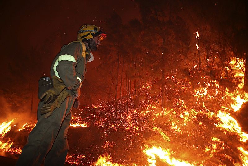 El incendio en Oia, Pontevedra, ha arrasado unas mil hectáreas por el momento