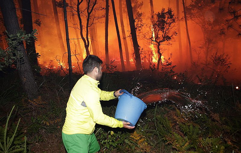 Los vecinos ayudan a apagar el fuego en O Rosal, en Pontevedra