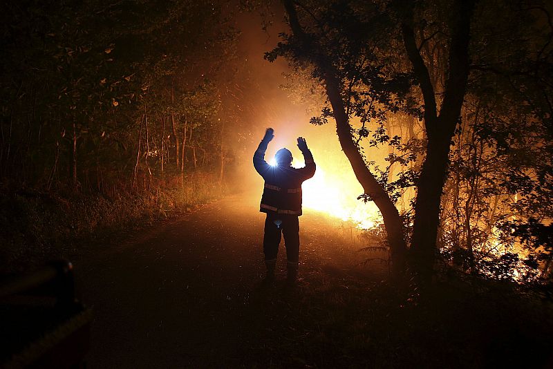 Se activó el nivel uno de emergencia por la proximidad de las llamas al núcleo de Lourenza, en Pontevedra