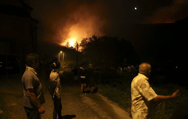 La UME se incorpora a las labores de extinción del fuego en Oia, Pontevedra