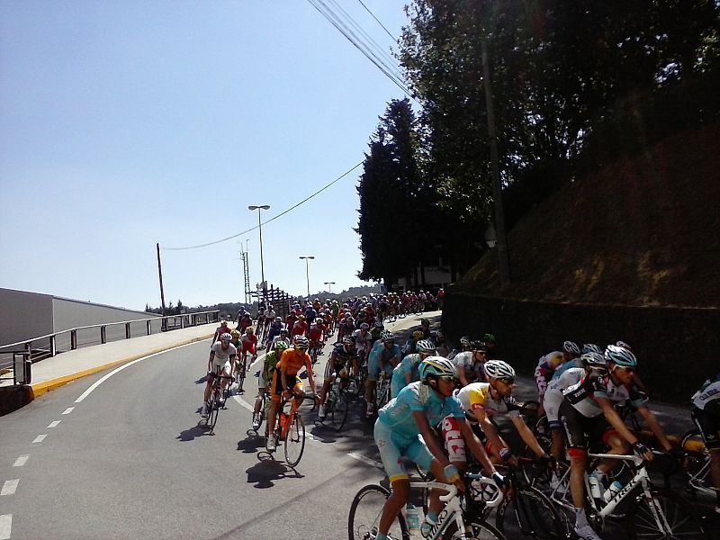 Os envío una foto de la vuelta ciclista pasando por las calles de Lalín, en la provincia de Pontevedra.Como se puede apreciar, tenemos un día soleado aunque con una brisa algo fresquita. Fotografía de Isabel Prado Gómez.