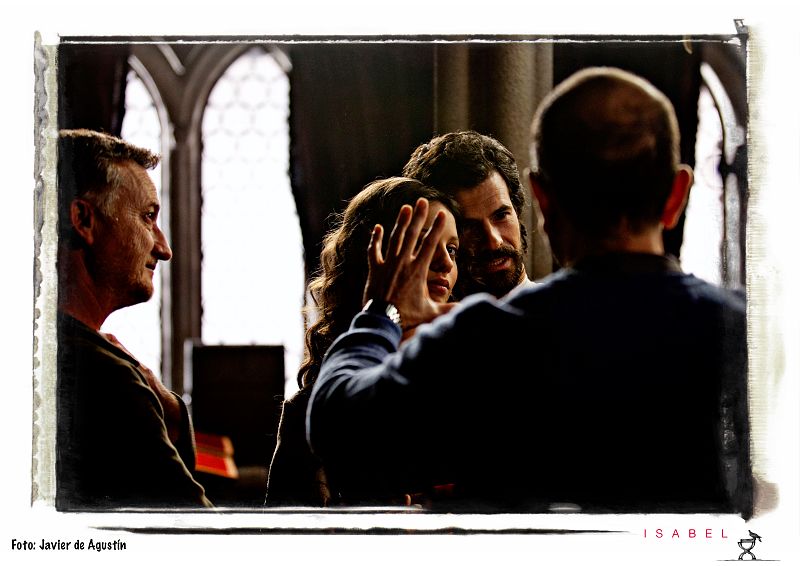 Rodolfo Sancho toma buena nota... ¡ya están listos para rodar la escena más tierna del capítulo!