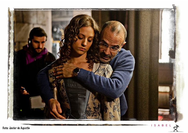 Salvador García, director del capítulo ensaya con Michelle Jenner  cómo debe abrazarla el rey Fernando