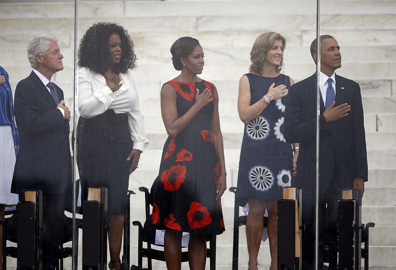 El expresidente de EE.UU., Clinton, junto a la primera dama Michelle Obama y la presentadora de televisión Oprah Winfrey