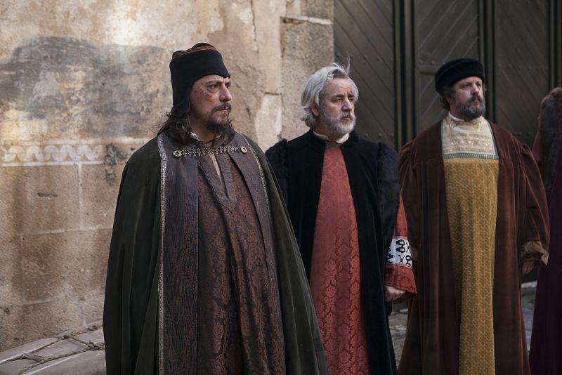 El pueblo judío espera con ansias la visita de la reina. La ciudad de Burgos les está masacrando acusándoles de imponer precios abusivos. Ellos están convecidos de que la Reina les va a proteger... lo que no se imaginan es que Isabel les va a termina