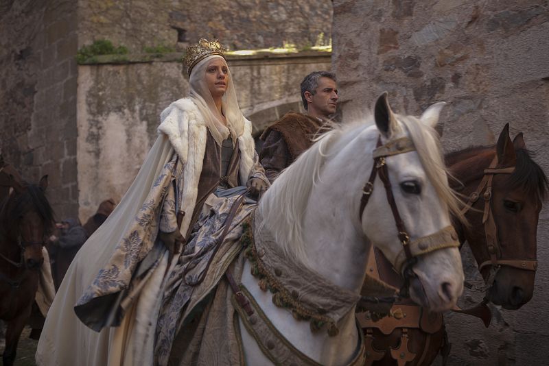 A pesar de estar aún recuperándose de la pérdida de su bebé, Isabel hace el largo viaje para imponerse como la reina que es