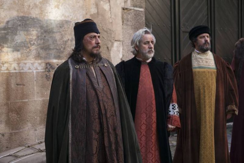 El pueblo judío espera con ansias la visita de la reina. La ciudad de Burgos les está masacrando acusándoles de imponer precios abusivos. Ellos están convecidos de que la Reina les va a proteger... lo que no se imaginan es que Isabel les va a termina