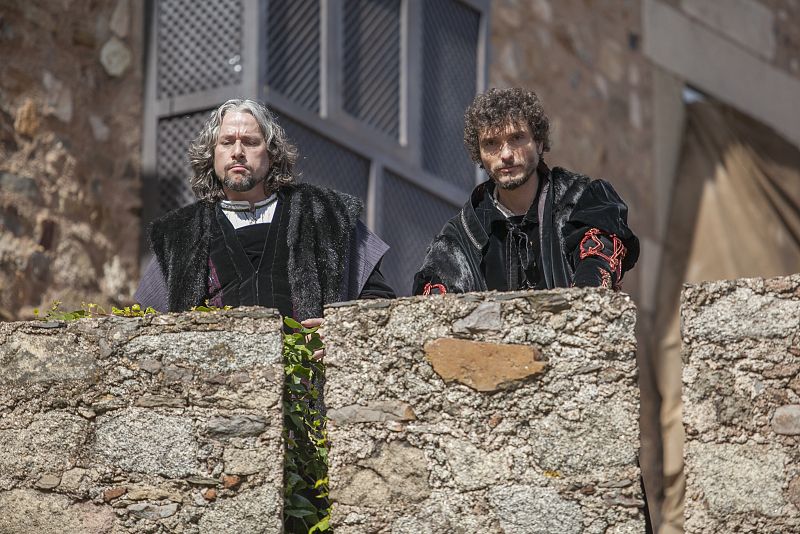 A Zúñiga no le queda otra alternativa. Portugal no llega con refuerzos e Isabel se ha sentado en el trono...¡no hay quien la haga levantar!