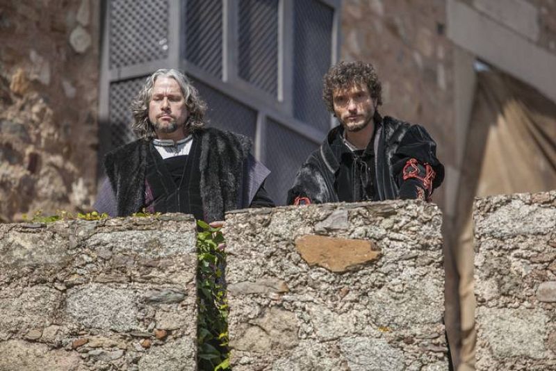 A Zúñiga no le queda otra alternativa. Portugal no llega con refuerzos e Isabel se ha sentado en el trono...¡no hay quien la haga levantar!