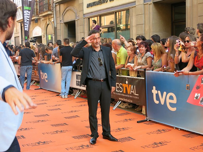 Águila Roja en la alfombra naranja del FesTVal de Vitoria