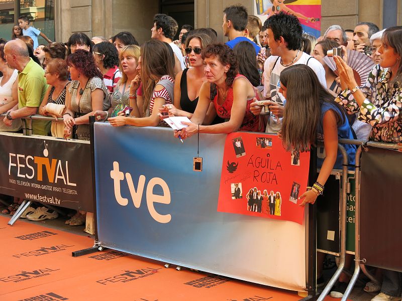 Águila Roja en la alfombra naranja del FesTVal de Vitoria