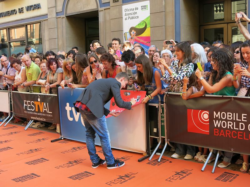 Águila Roja en la alfombra naranja del FesTVal de Vitoria