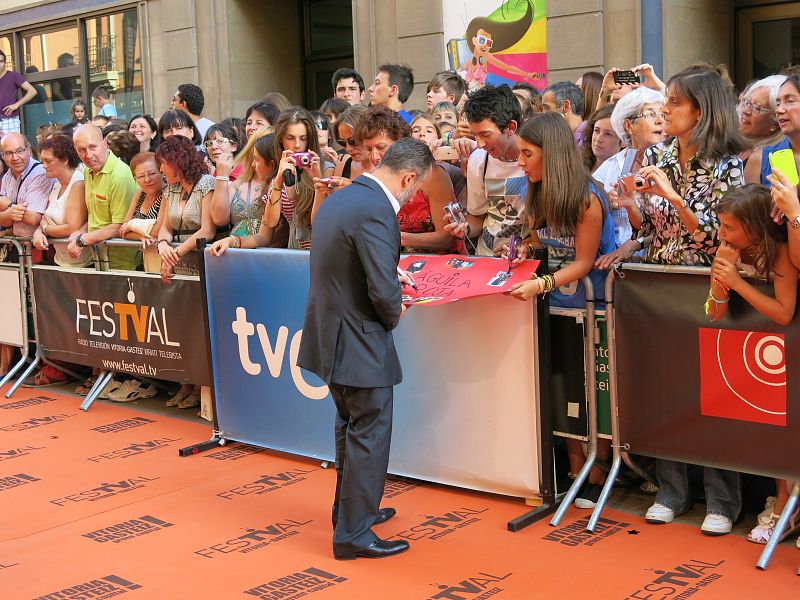 Águila Roja en la alfombra naranja del FesTVal de Vitoria