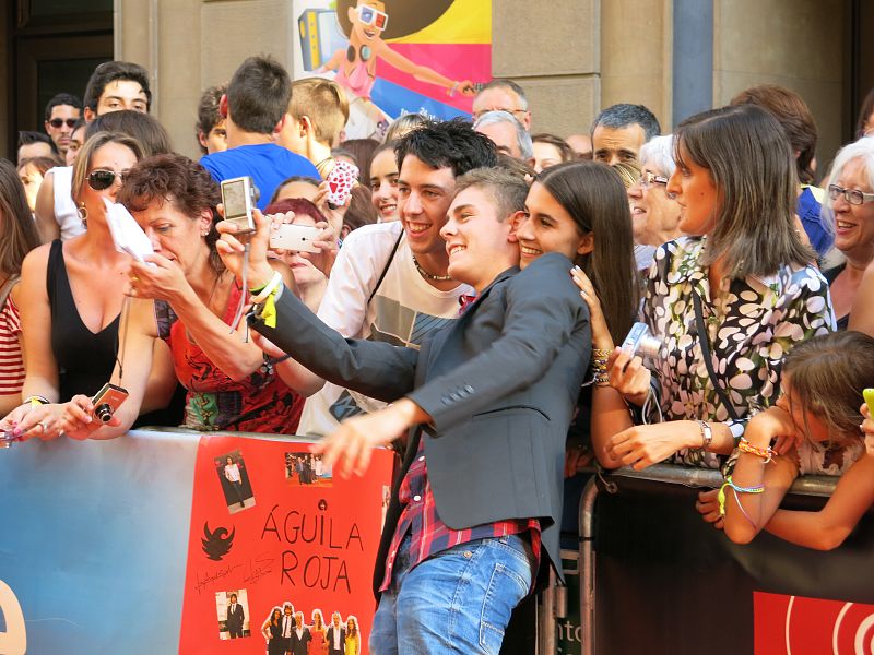 Águila Roja en la alfombra naranja del FesTVal de Vitoria