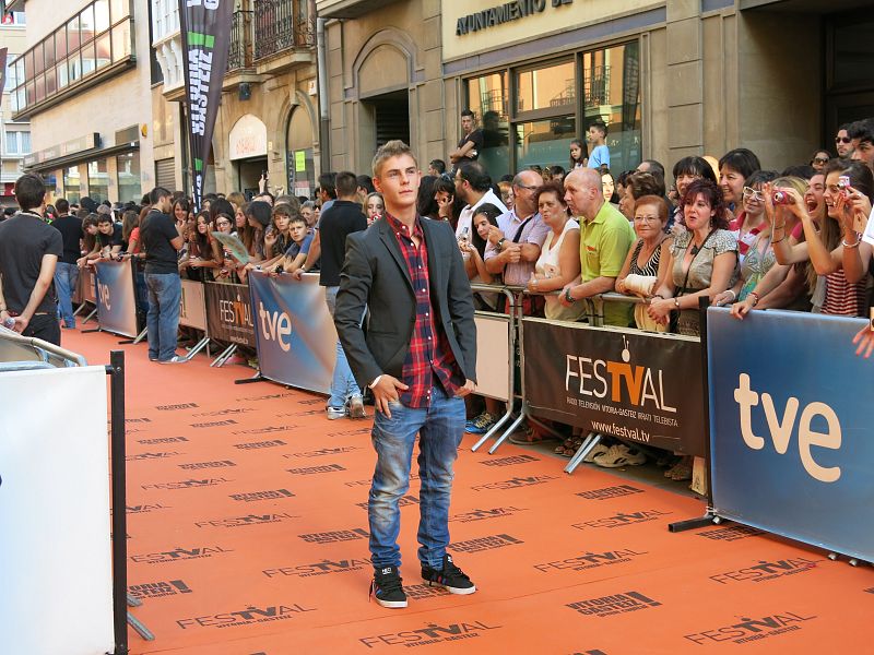 Águila Roja en la alfombra naranja del FesTVal de Vitoria