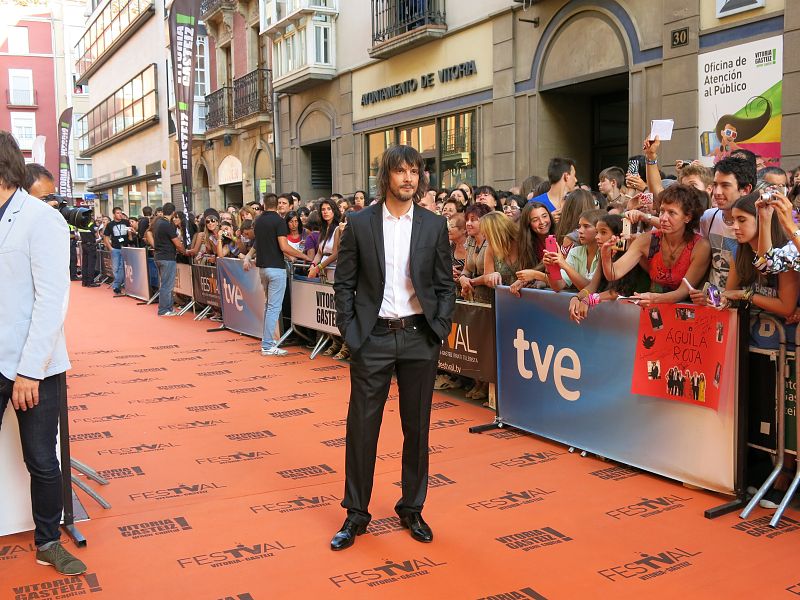 Águila Roja en la alfombra naranja del FesTVal de Vitoria