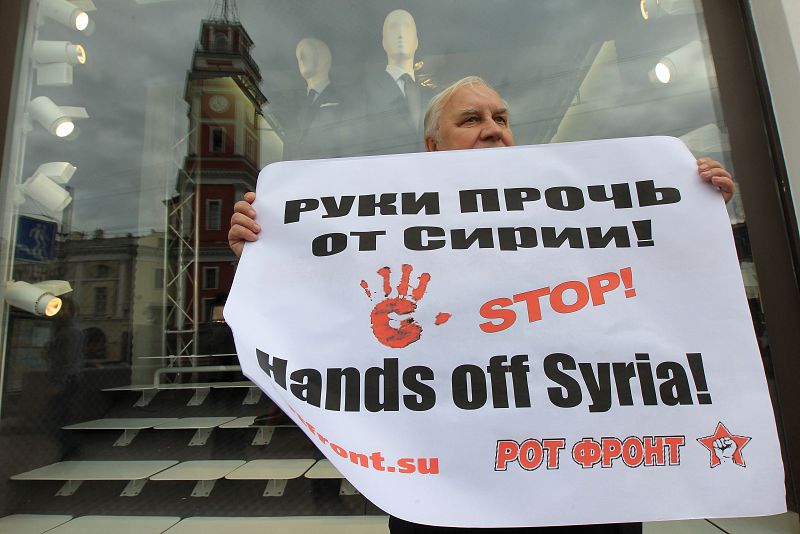 Imagen de un activista contrario a la intervención en Siria protesta en San Petersburgo