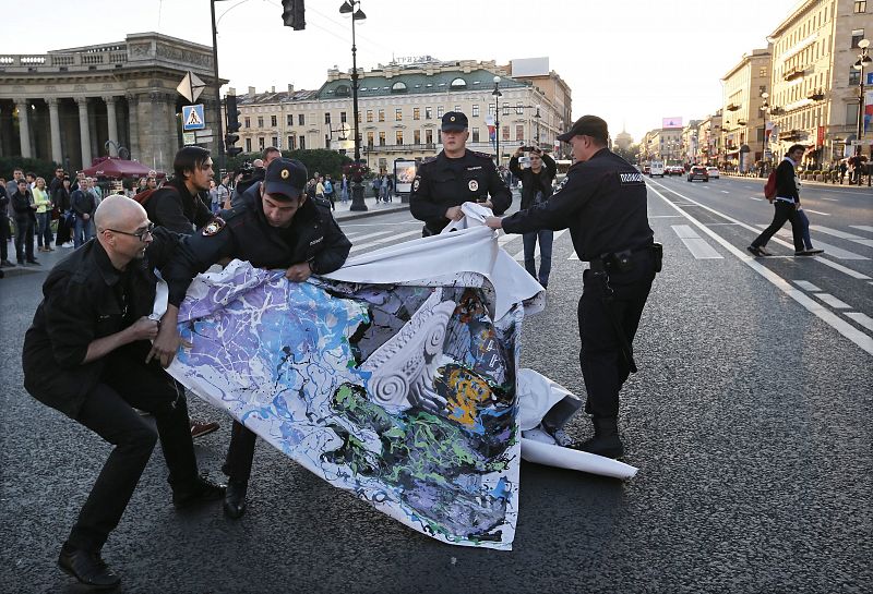 La Policía rusa detiene a un activista el miércoles 4 de septiembre mientras trataba de mostrar una pancarta con caricaturas de los líderes del G20, en protesta por la cumbre