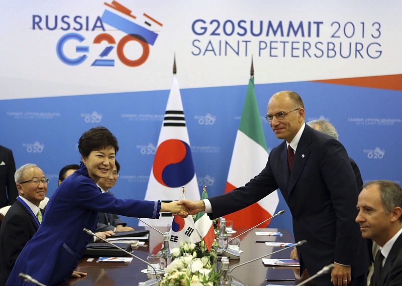 La presidenta surcoreana, Park Geun-hye, estrecha la mano del primer ministro italiano Enrico Letta al comienzo de su reunión bilateral celebrada en el marco de la cumbre del G20